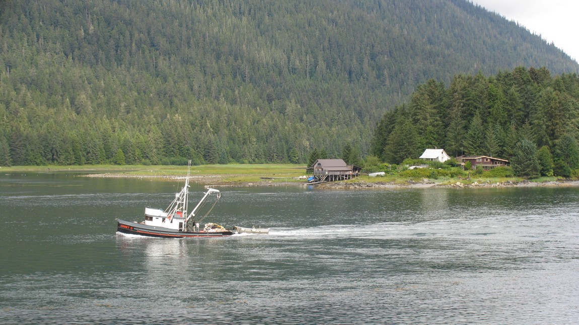 Fishing boat passing Eagles Roost Park