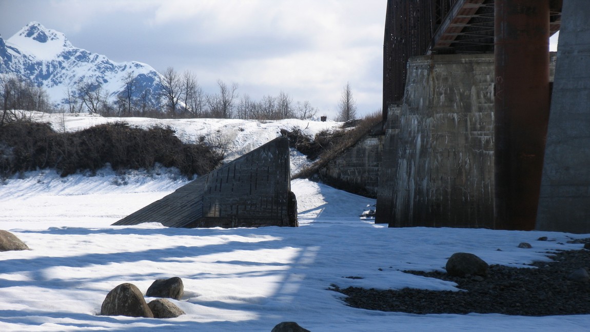 Concrete ice breaker