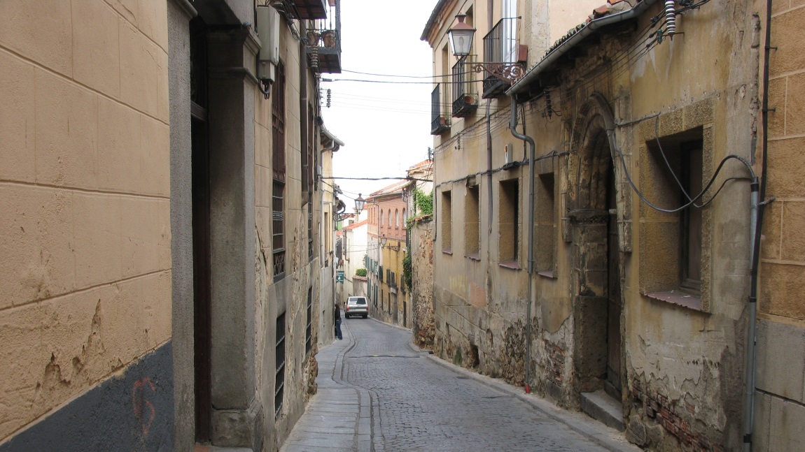 Walking from Plaza Mayor to the Alcazar Castle