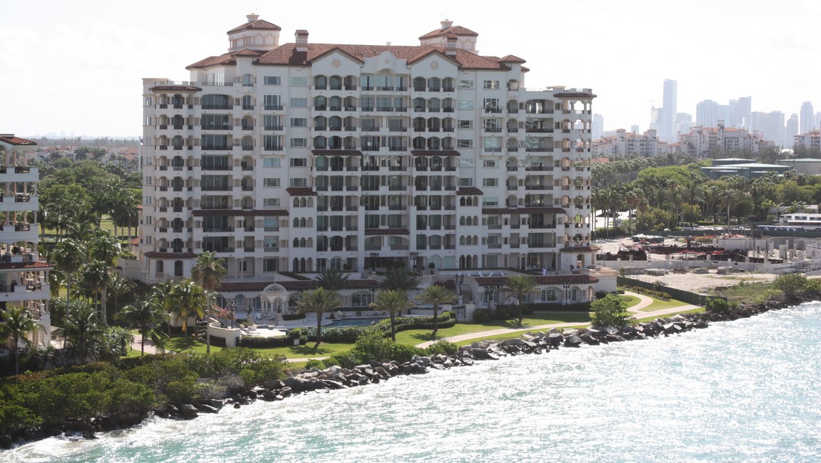 Palazzo Del Mare condominium complex