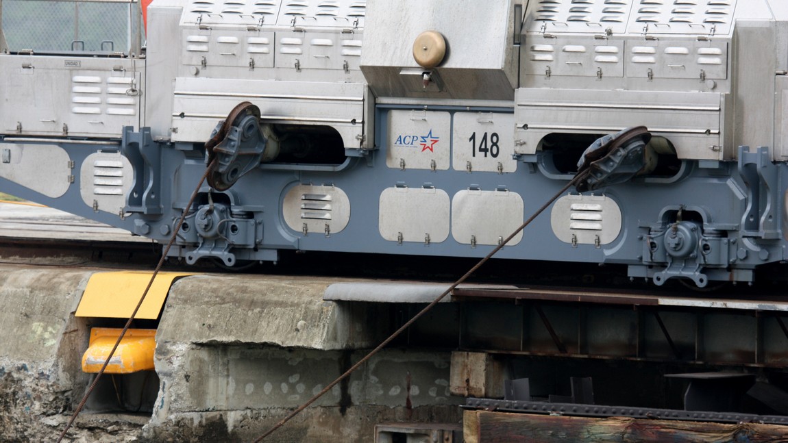 Cable guides on a mule