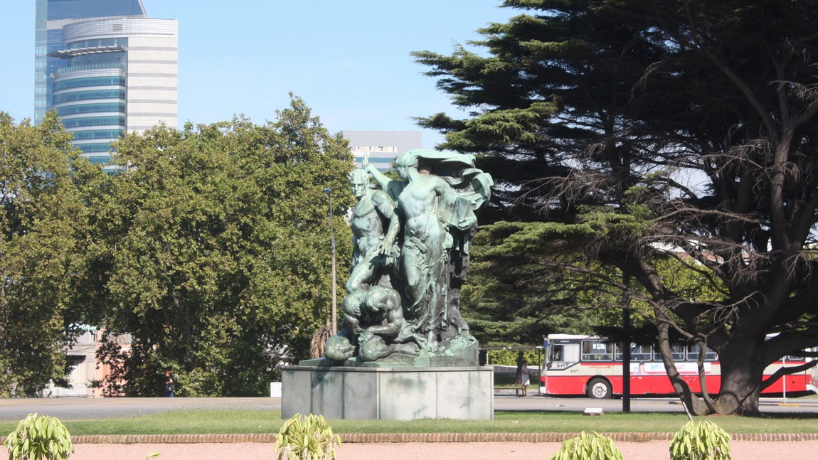 Statue in front of the Legislative Palace