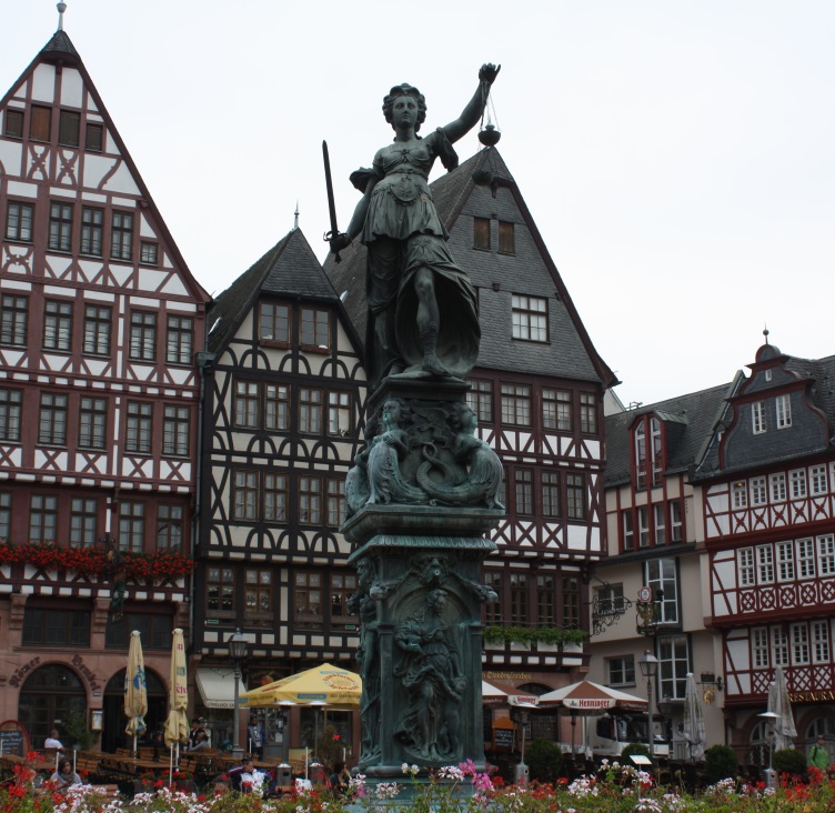 Sculpture in the center of Romerberg Plaza
