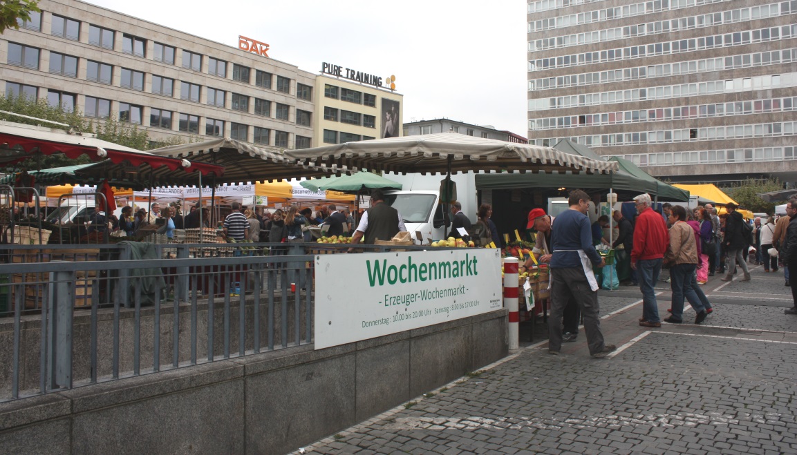 Outdoor market on one end of Zeil Street
