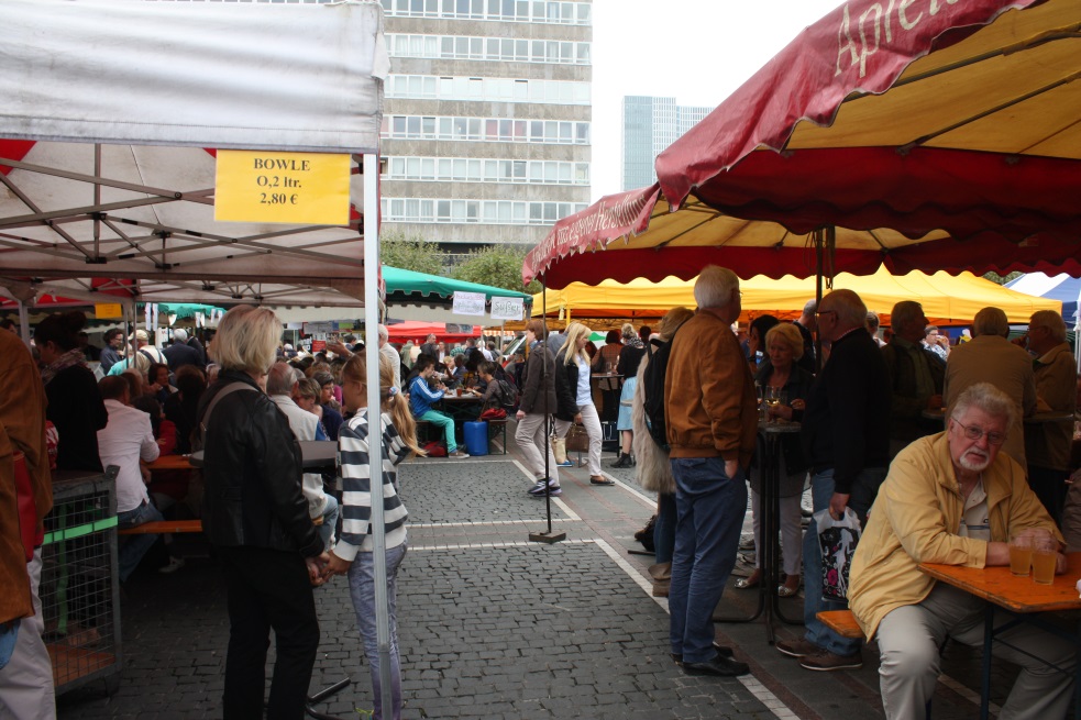 Outdoor eateries at one end of Zeil Street
