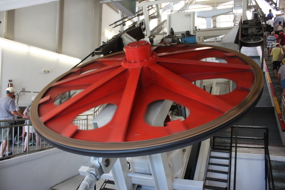 Lower wheel for the cable car in the loading area