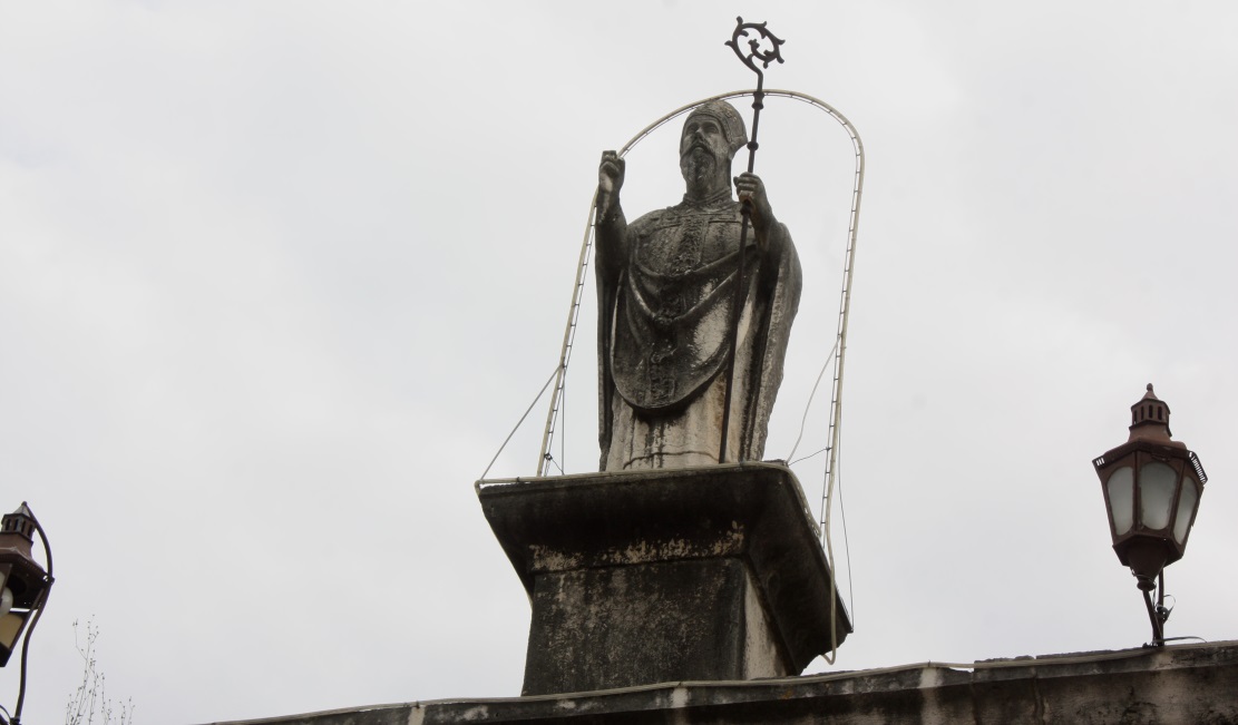 Statue at the top of the gates to the Old Town