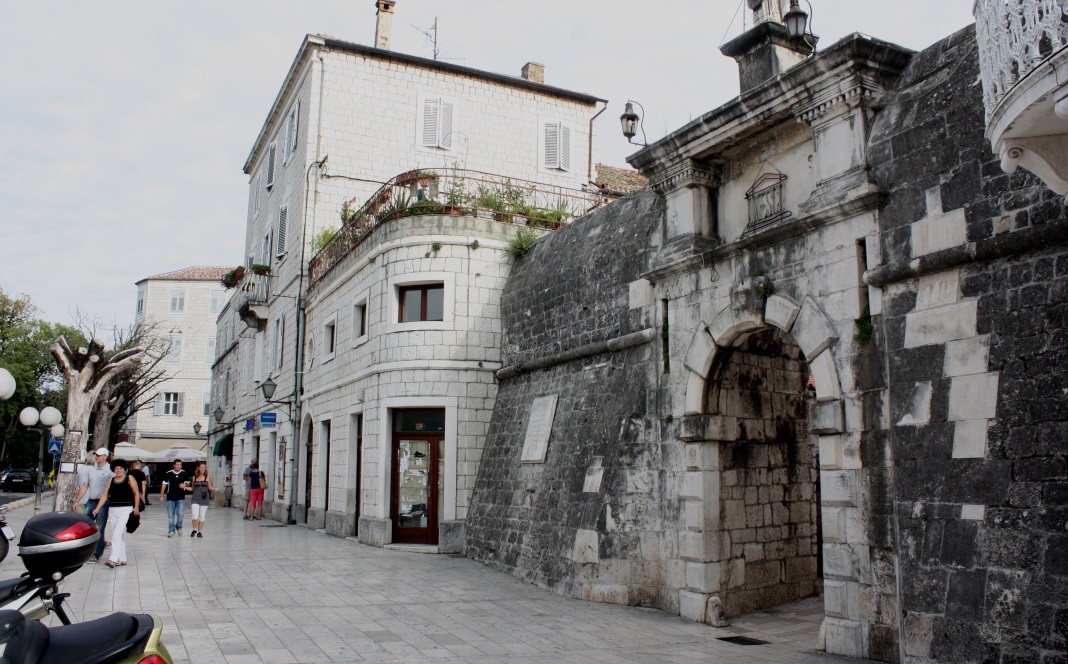 Back to the main gate to Trogir Old Town