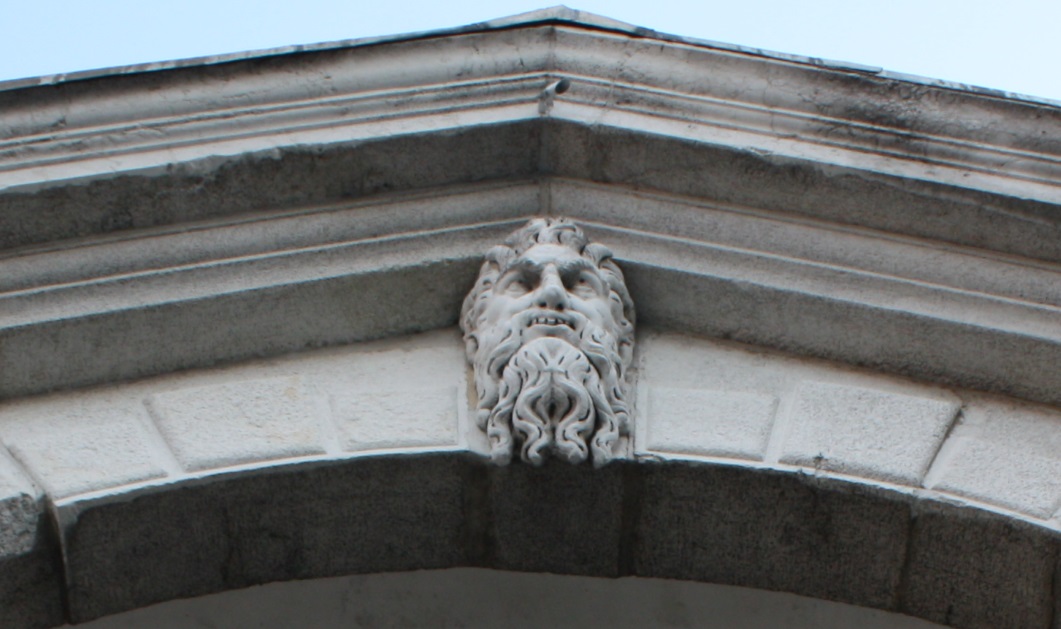 This fellow looks out from the top of the Rialto Bridge