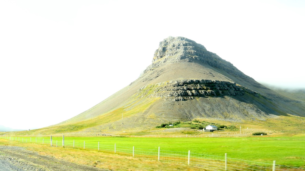 Imposing Bar�astr�ndin Mountain