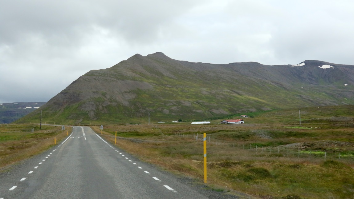 Fl�kadalsvatn lake