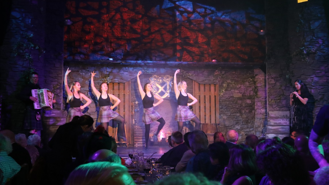 Four dancing girls and a singer