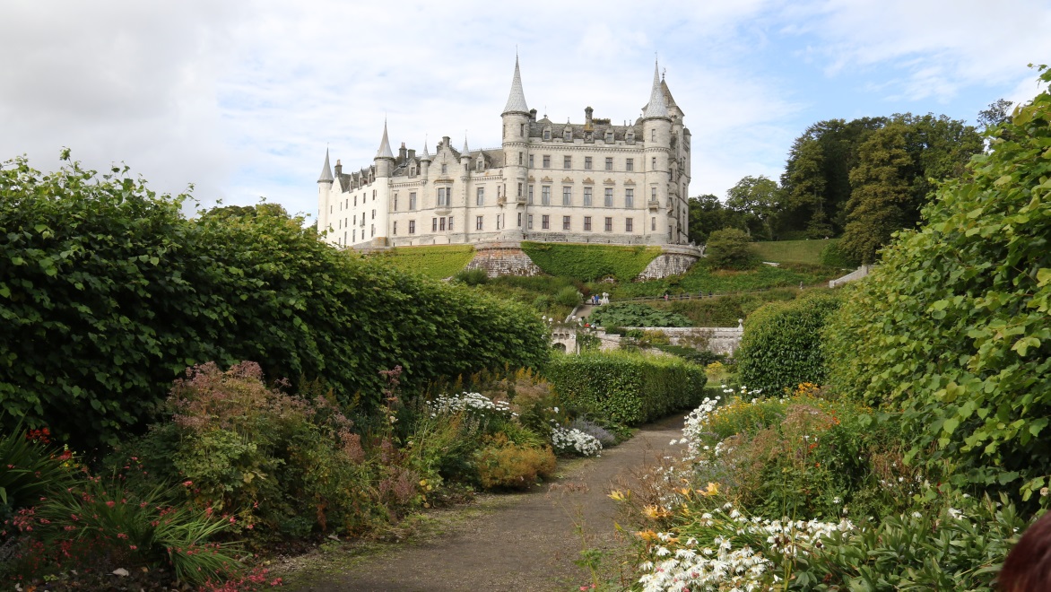 Wider view of Dunrobin Castle