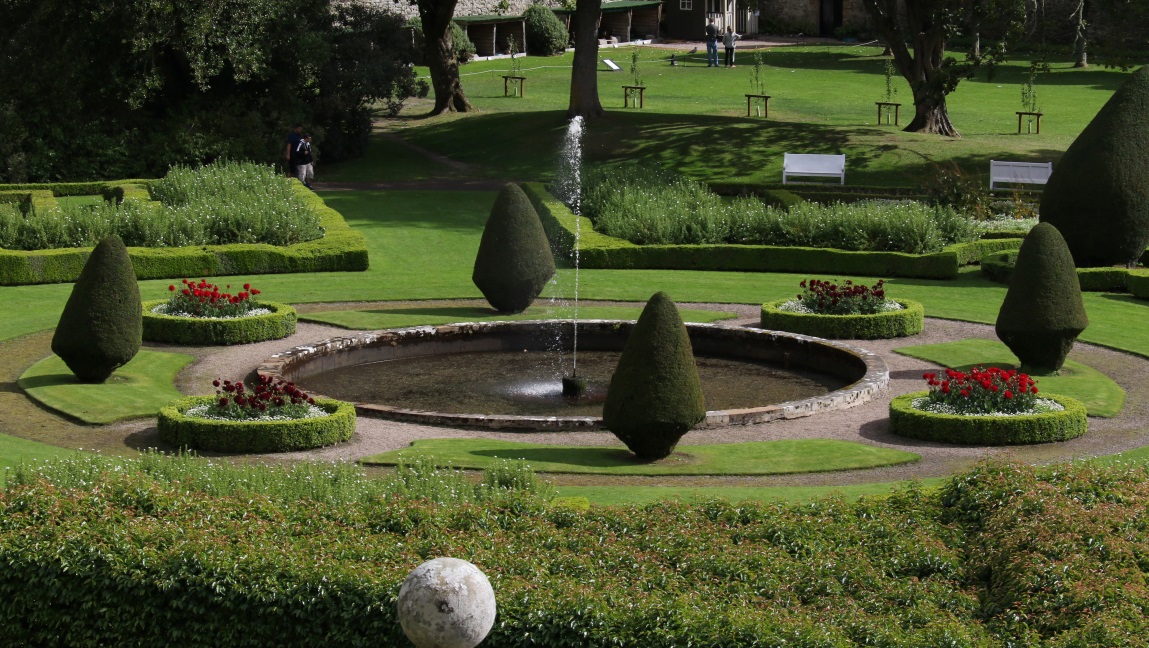 Fountain in Dunrobin gardens