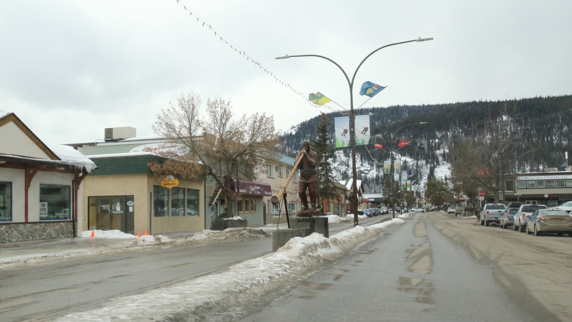 Alphorn player on Main Street