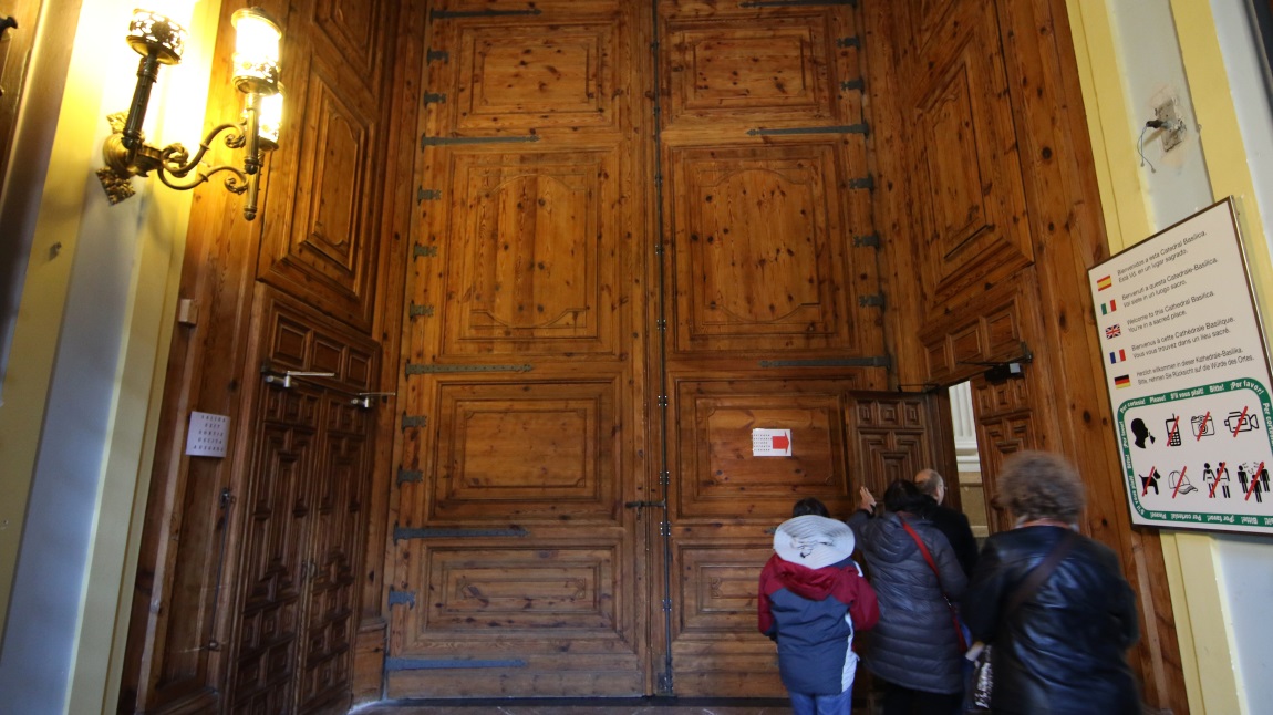 Entrance to the Bas�lica