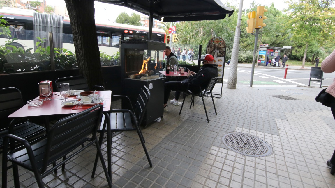 Outdoor cafe in Plaza de Gaud