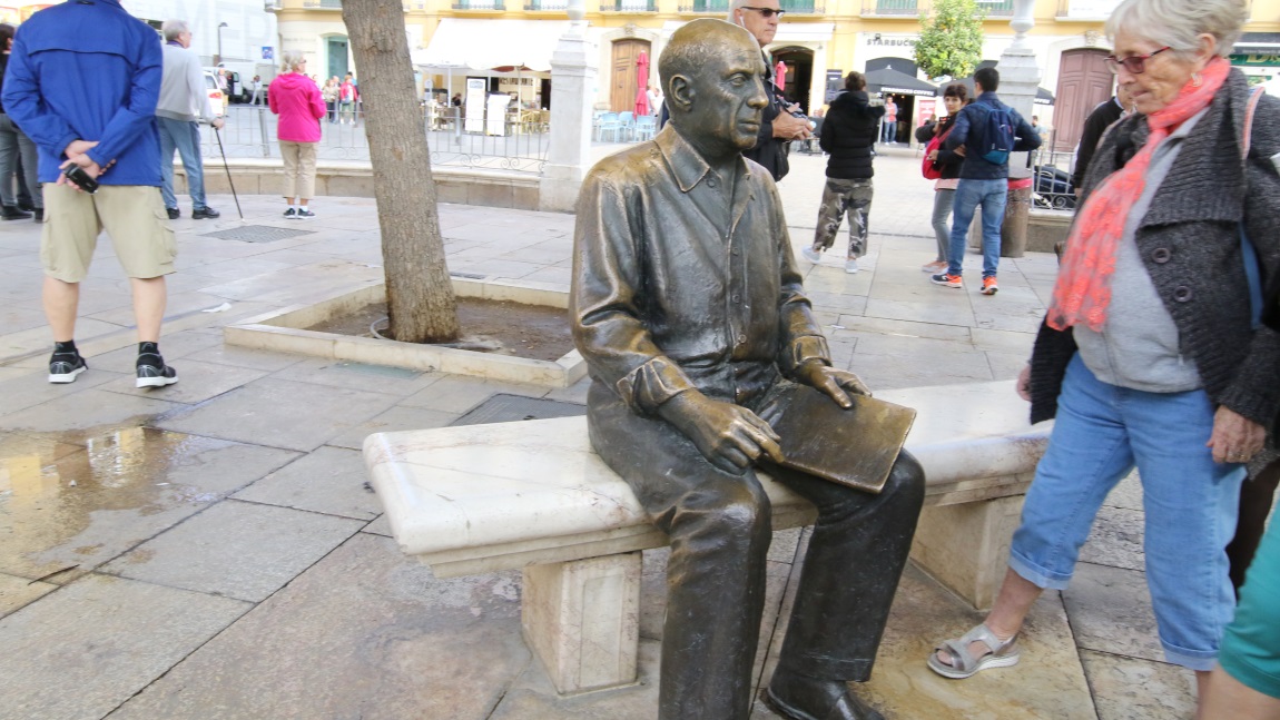 Pablo Picasso statue