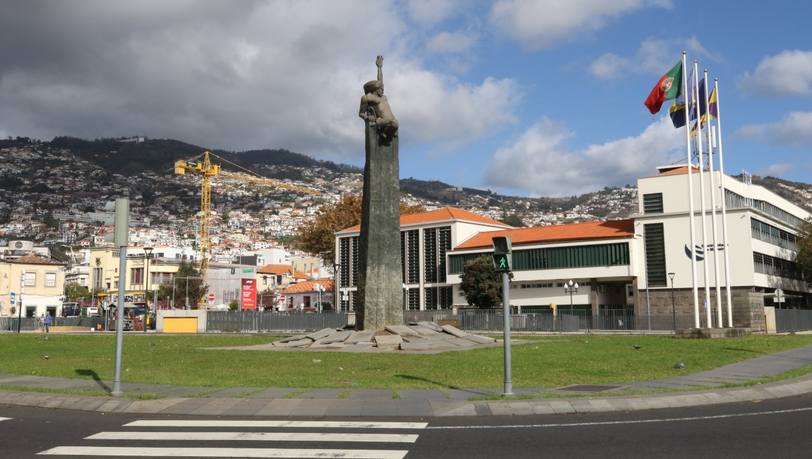 Pra�a da Autonomia statue